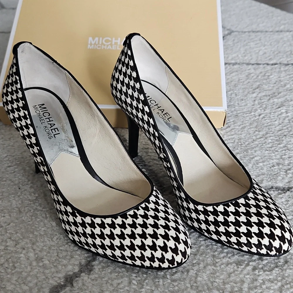 Michael Kors Dorothy Flex Black and White Calf Hair Houndstooth Pumps, Size 7 - Picture 3 of 6